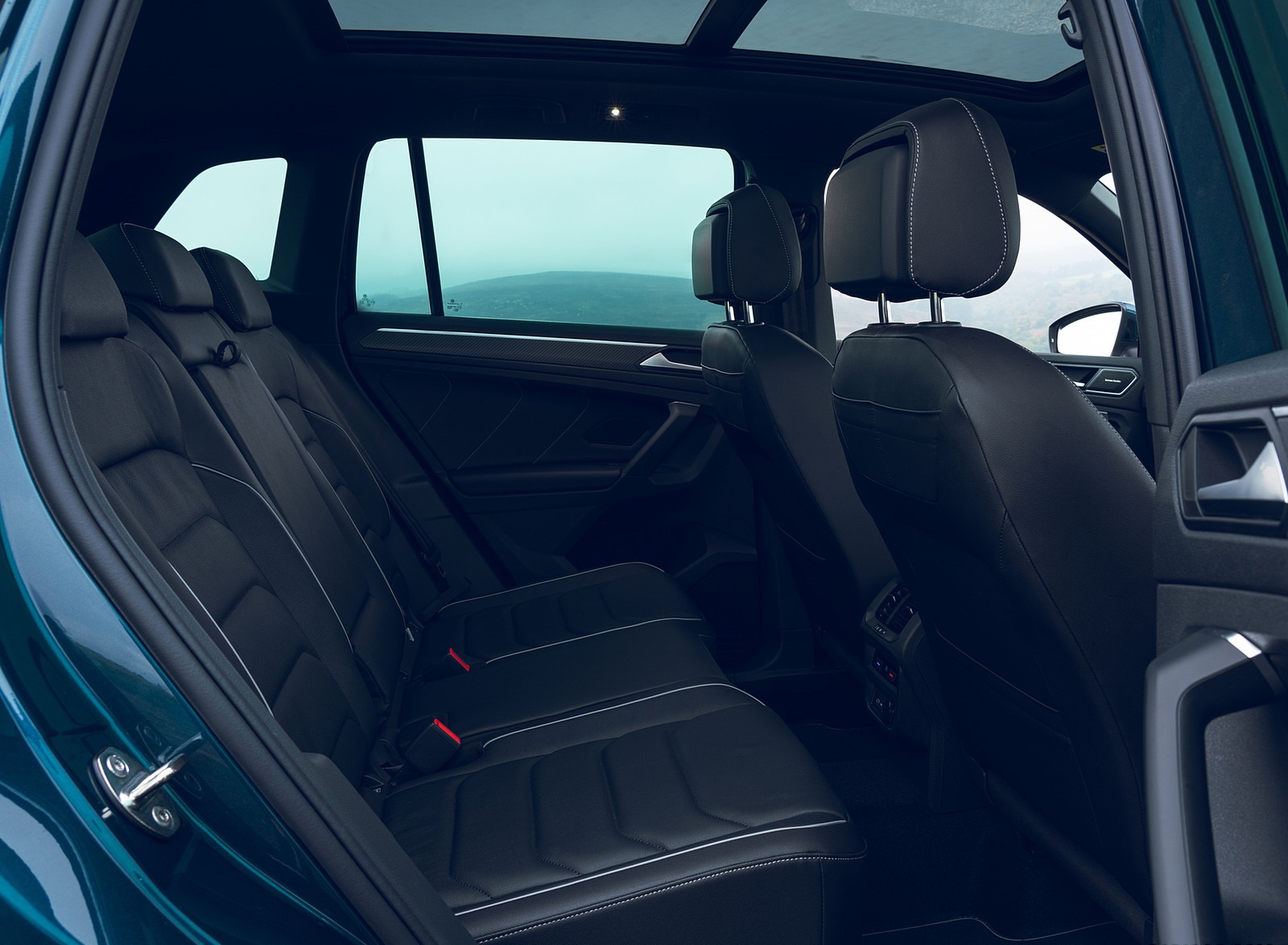 2021 Volkswagen Tiguan R-Line (UK-Spec) Interior Rear Seats Wallpapers #109 of 112