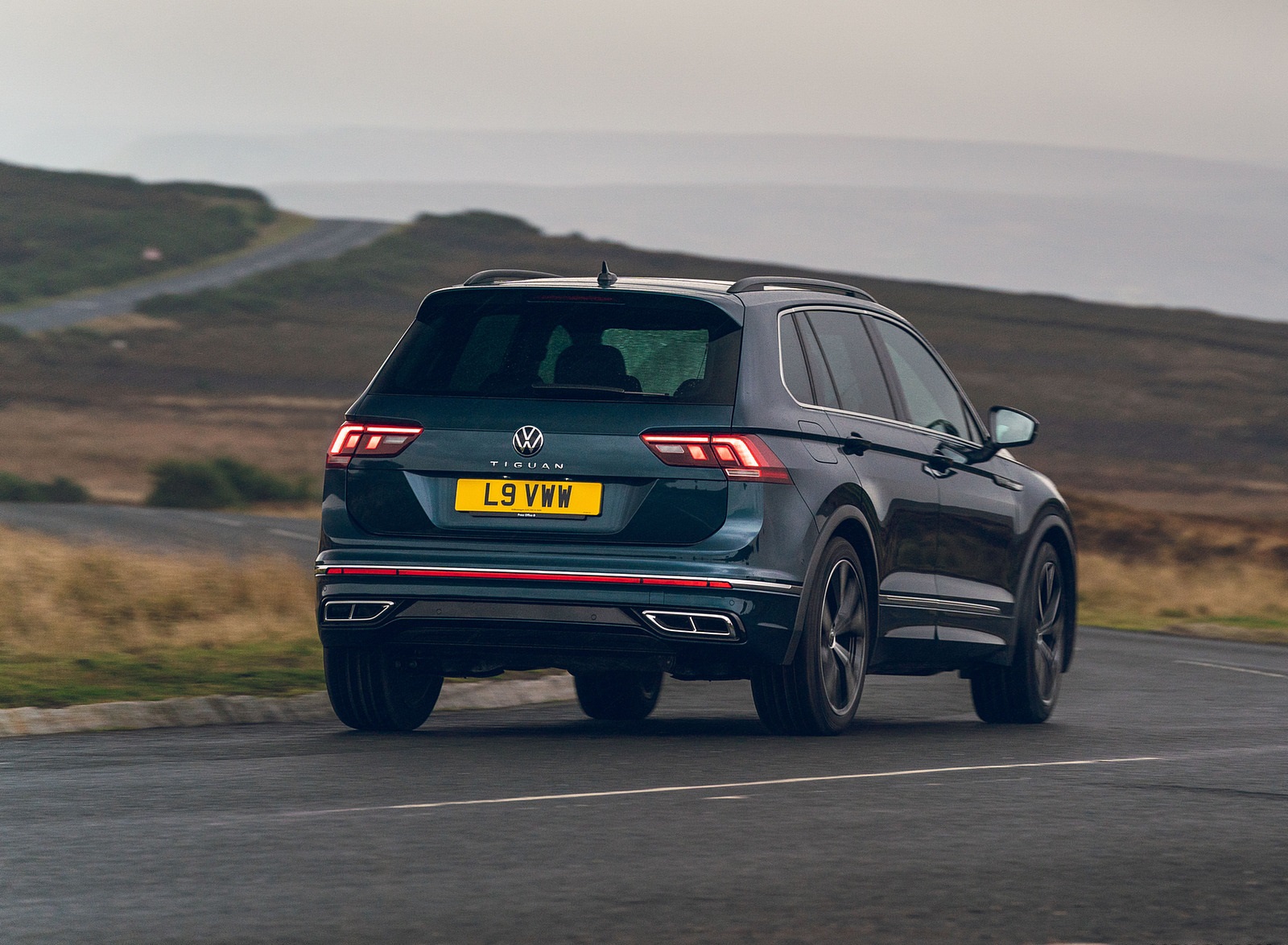 2021 Volkswagen Tiguan R-Line (UK-Spec) Rear Three-Quarter Wallpapers #5 of 112