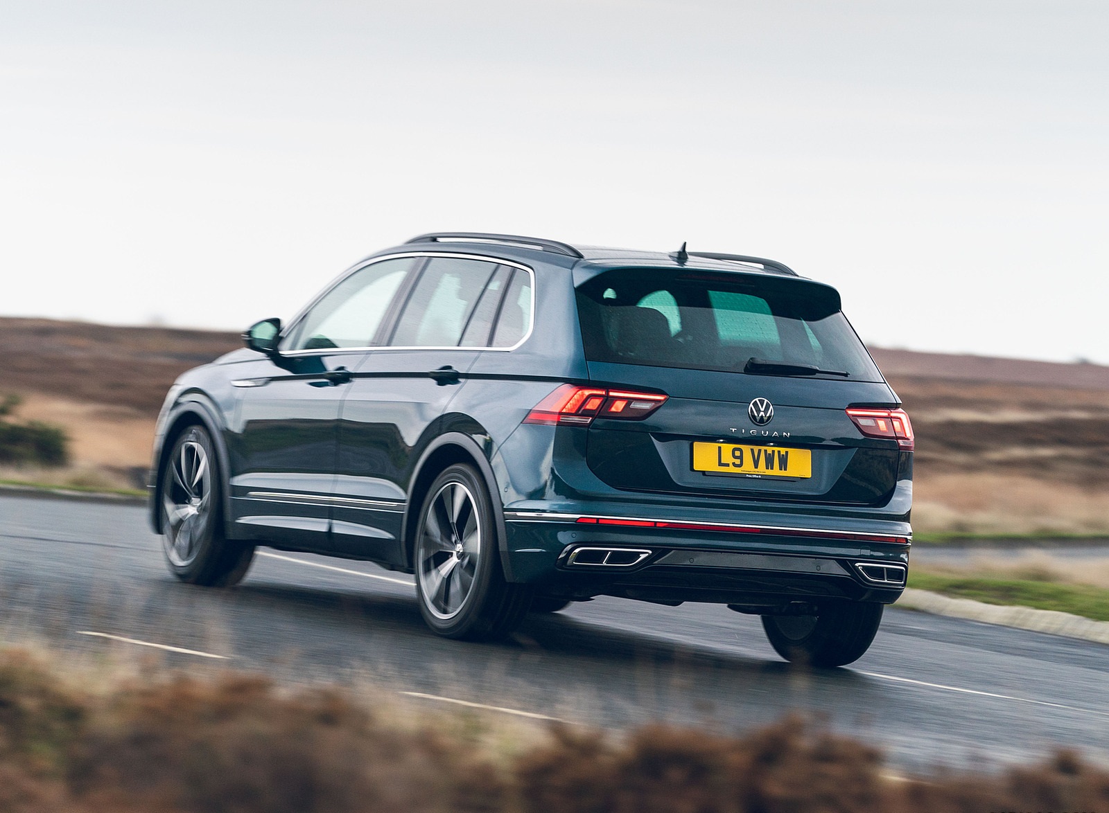 2021 Volkswagen Tiguan R-Line (UK-Spec) Rear Three-Quarter Wallpapers (6)