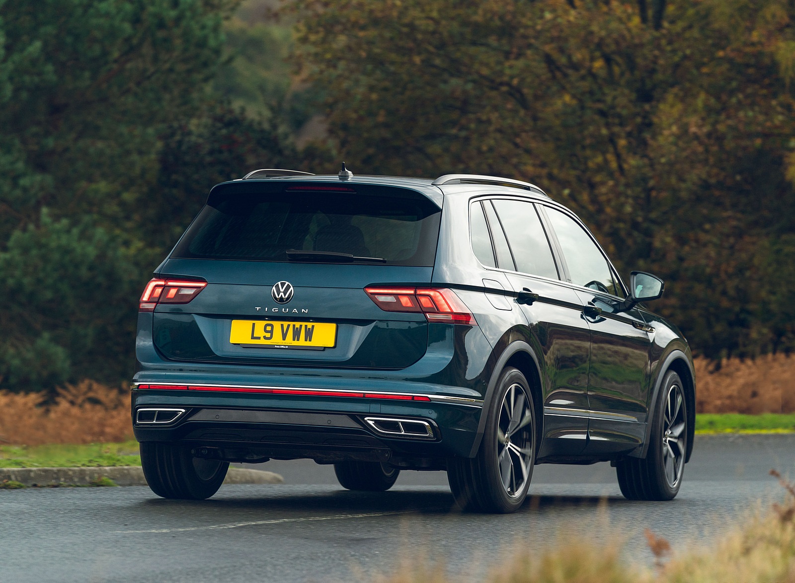 2021 Volkswagen Tiguan R-Line (UK-Spec) Rear Three-Quarter Wallpapers #10 of 112