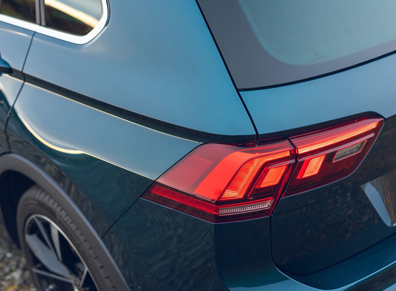 2021 Volkswagen Tiguan R-Line (UK-Spec) Tail Light Wallpapers #69 of 112