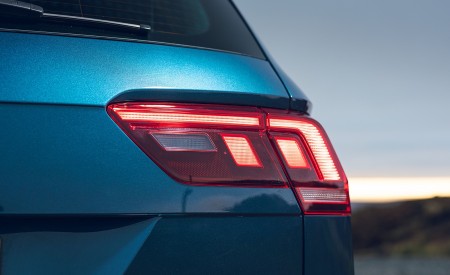 2021 Volkswagen Tiguan R-Line (UK-Spec) Tail Light Wallpapers  450x275 (67)