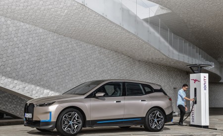 2022 BMW iX Charging Wallpapers 450x275 (42)