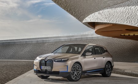 2022 BMW iX Front Three-Quarter Wallpapers  450x275 (43)