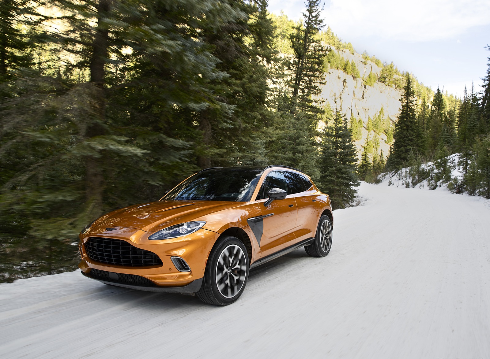 2021 Aston Martin DBX (Color: Golden Saffron; US-Spec) Front Three-Quarter Wallpapers #4 of 73