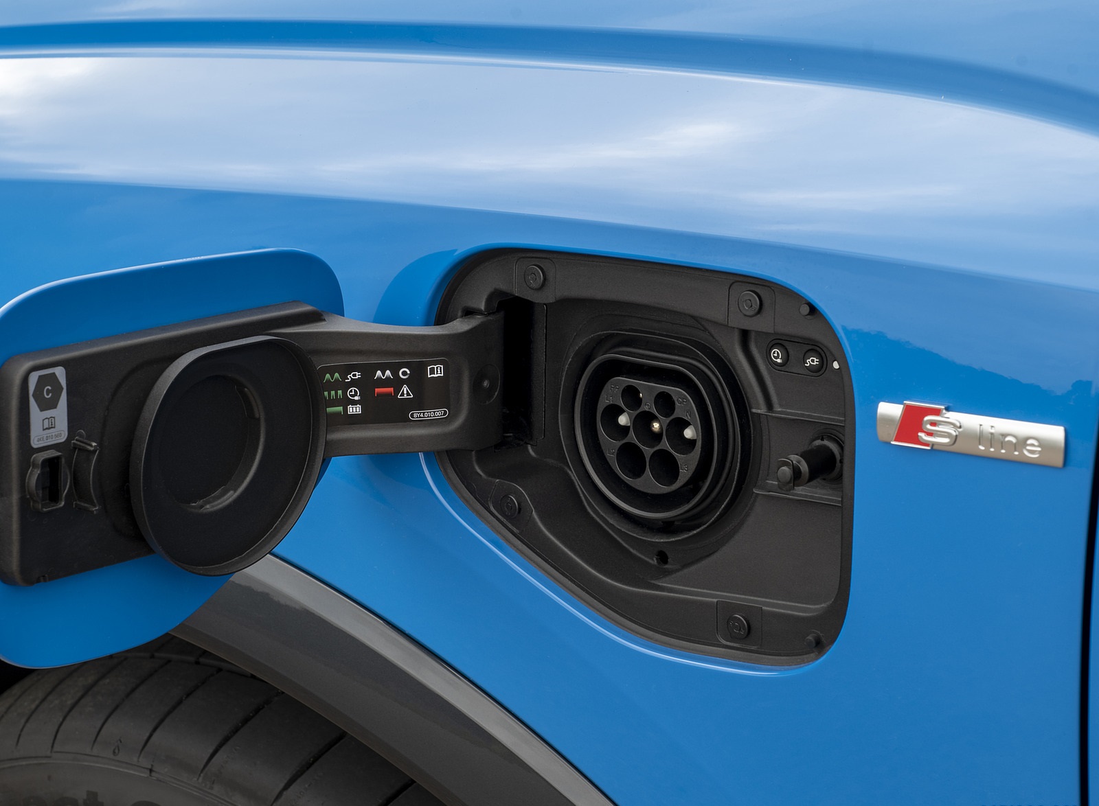 2021 Audi Q3 45 TFSI e Plug-In Hybrid (UK-Spec) Charging Connector Wallpapers #58 of 104