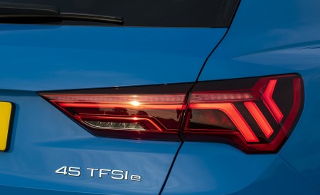 2021 Audi Q3 45 TFSI e Plug-In Hybrid (UK-Spec) Tail Light Wallpapers 450x275 (62)
