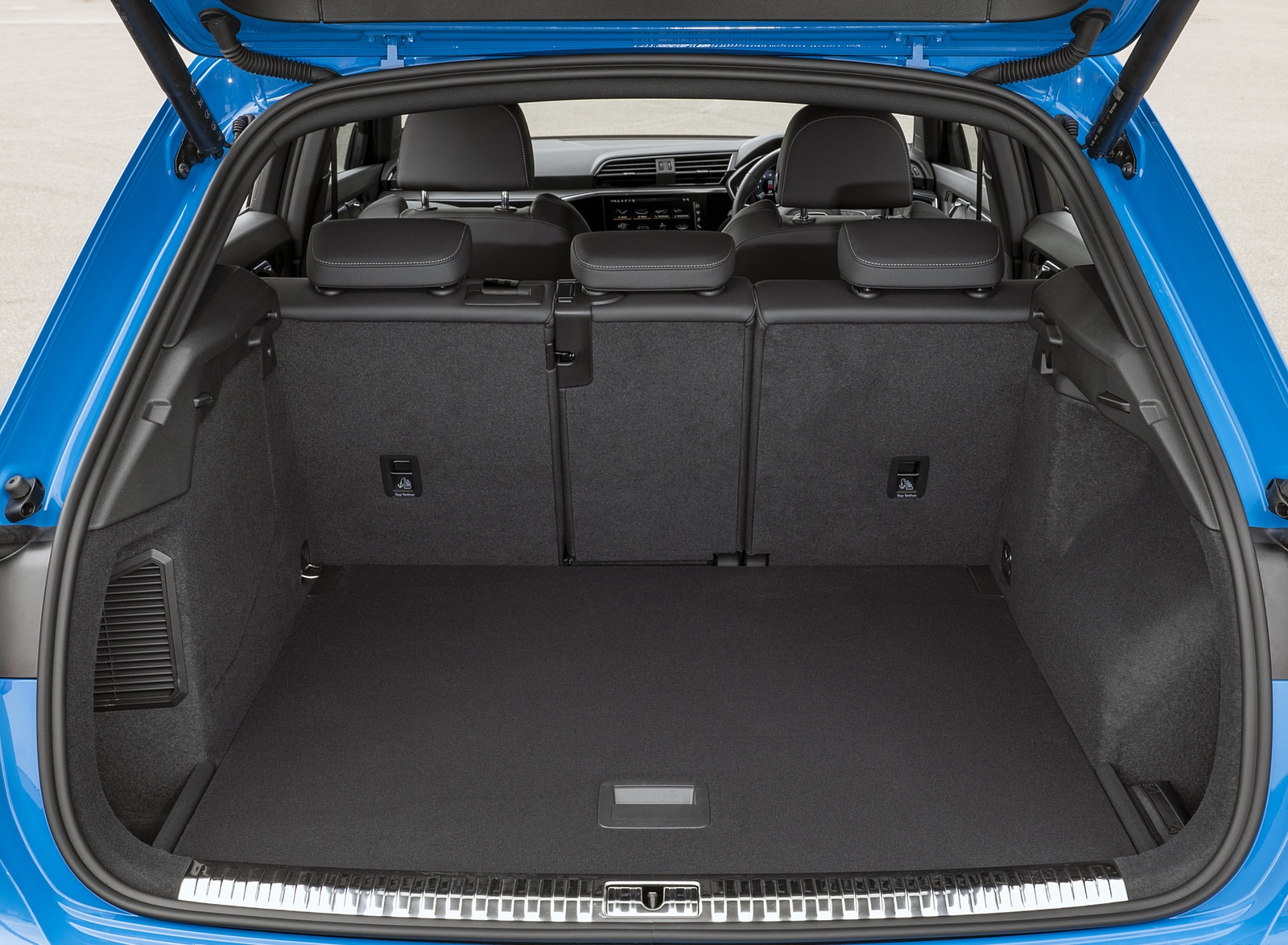 2021 Audi Q3 45 TFSI e Plug-In Hybrid (UK-Spec) Trunk Wallpapers #101 of 104