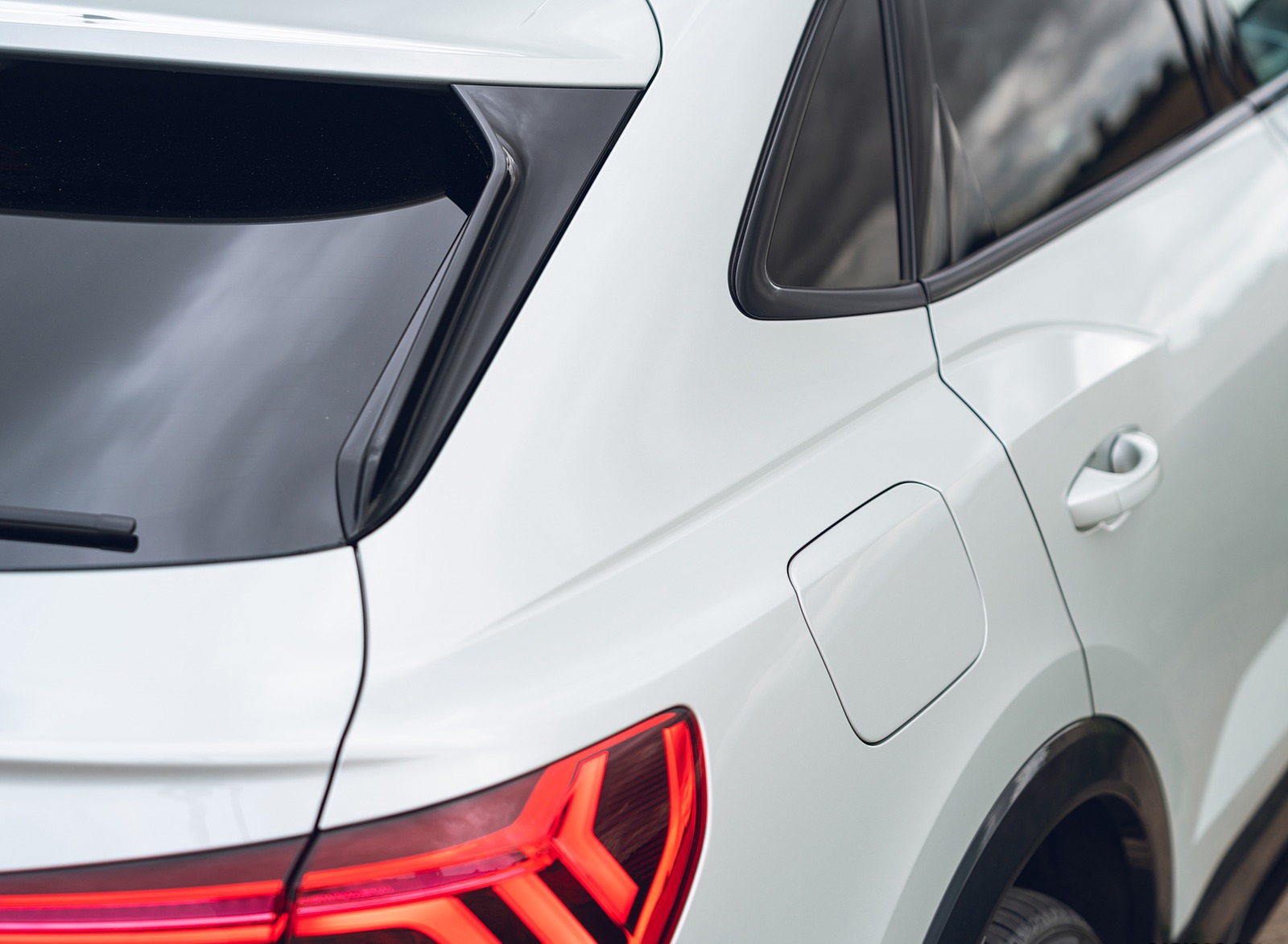 2021 Audi Q3 Sportback 45 TFSI e Plug-In Hybrid (Color: Dew Silver; UK-Spec) Detail Wallpapers #75 of 112