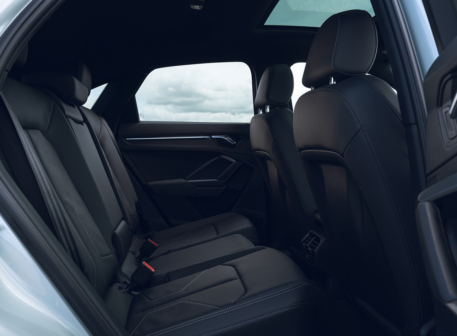 2021 Audi Q3 Sportback 45 TFSI e Plug-In Hybrid (Color: Dew Silver; UK-Spec) Interior Rear Seats Wallpapers #111 of 112