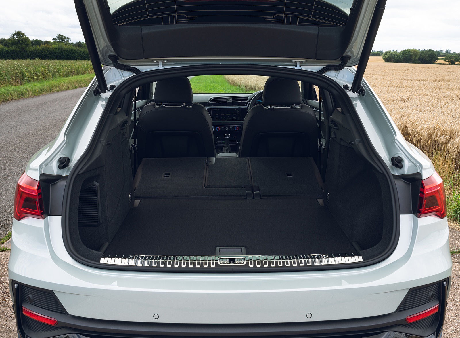 2021 Audi Q3 Sportback 45 TFSI e Plug-In Hybrid (Color: Dew Silver; UK-Spec) Trunk Wallpapers #112 of 112