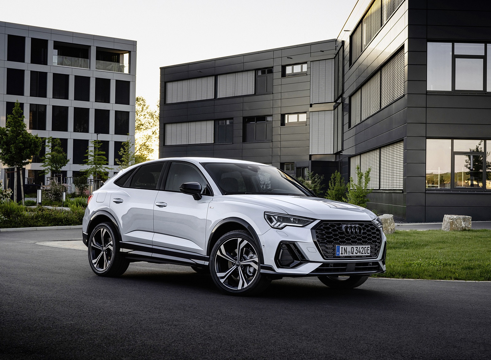 2021 Audi Q3 Sportback TFSI e Plug-In Hybrid (Color: Glacier White) Front Three-Quarter Wallpapers #17 of 112