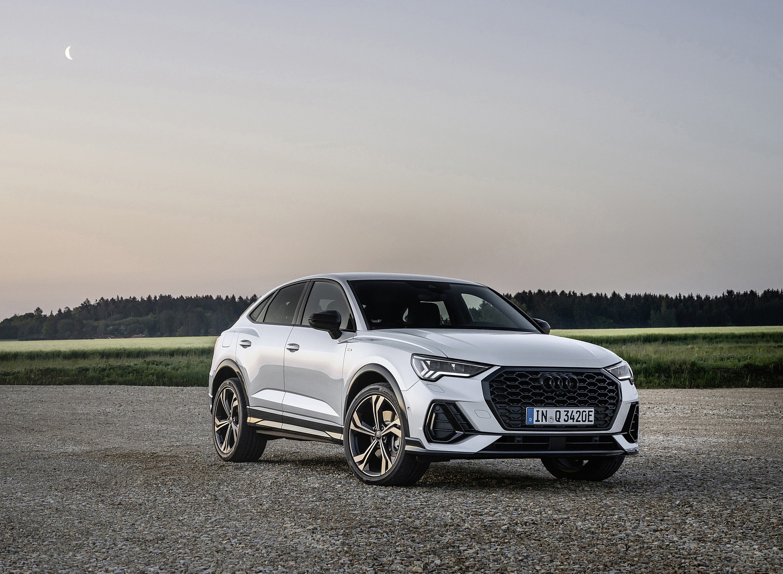 2021 Audi Q3 Sportback TFSI e Plug-In Hybrid (Color: Glacier White) Front Three-Quarter Wallpapers (10)