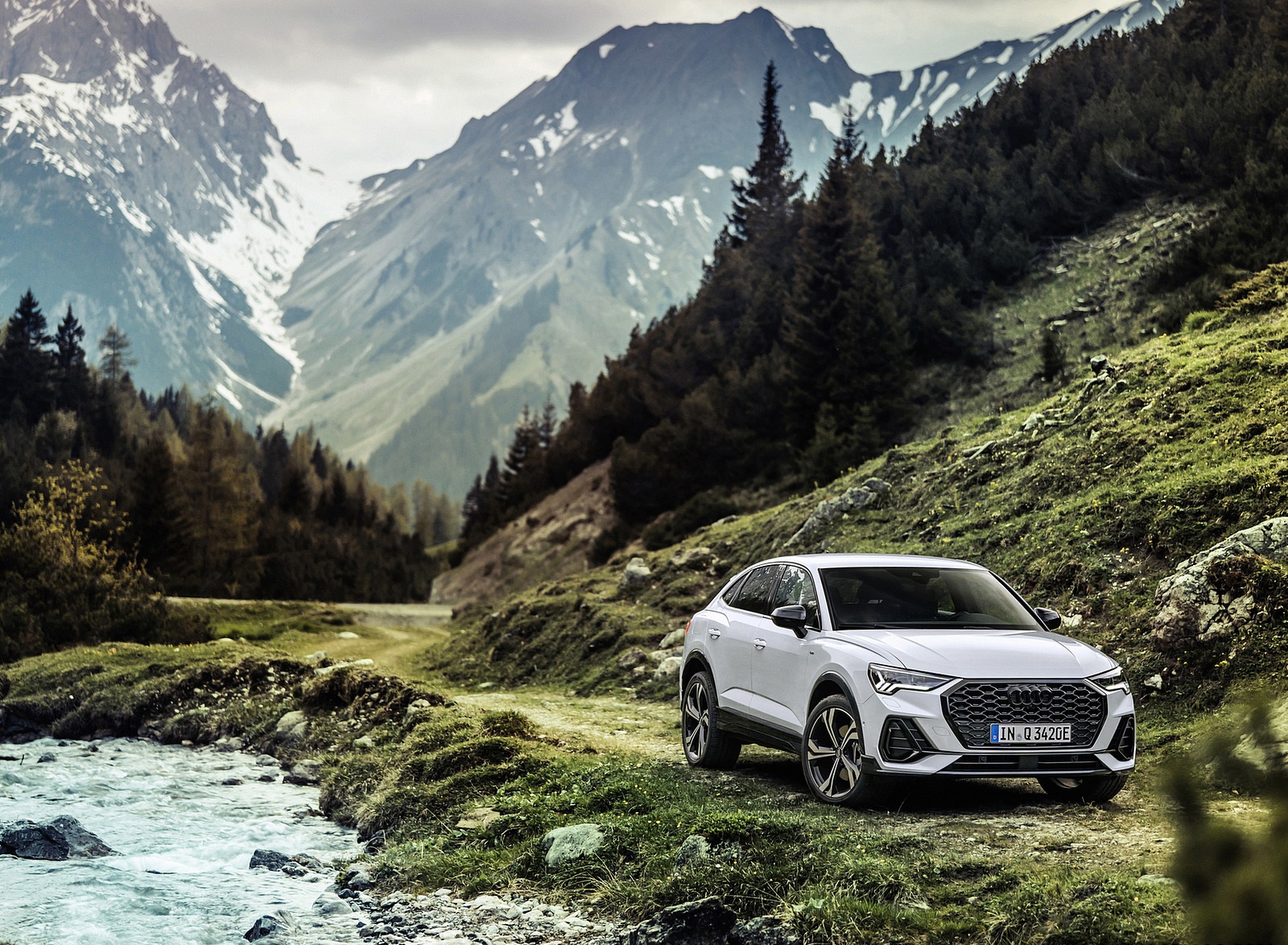 2021 Audi Q3 Sportback TFSI e Plug-In Hybrid (Color: Glacier White) Front Three-Quarter Wallpapers #6 of 112