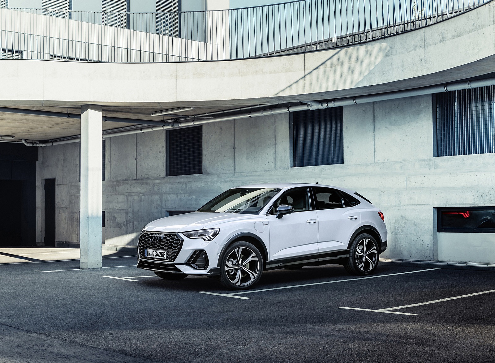 2021 Audi Q3 Sportback TFSI e Plug-In Hybrid (Color: Glacier White) Front Three-Quarter Wallpapers #25 of 112