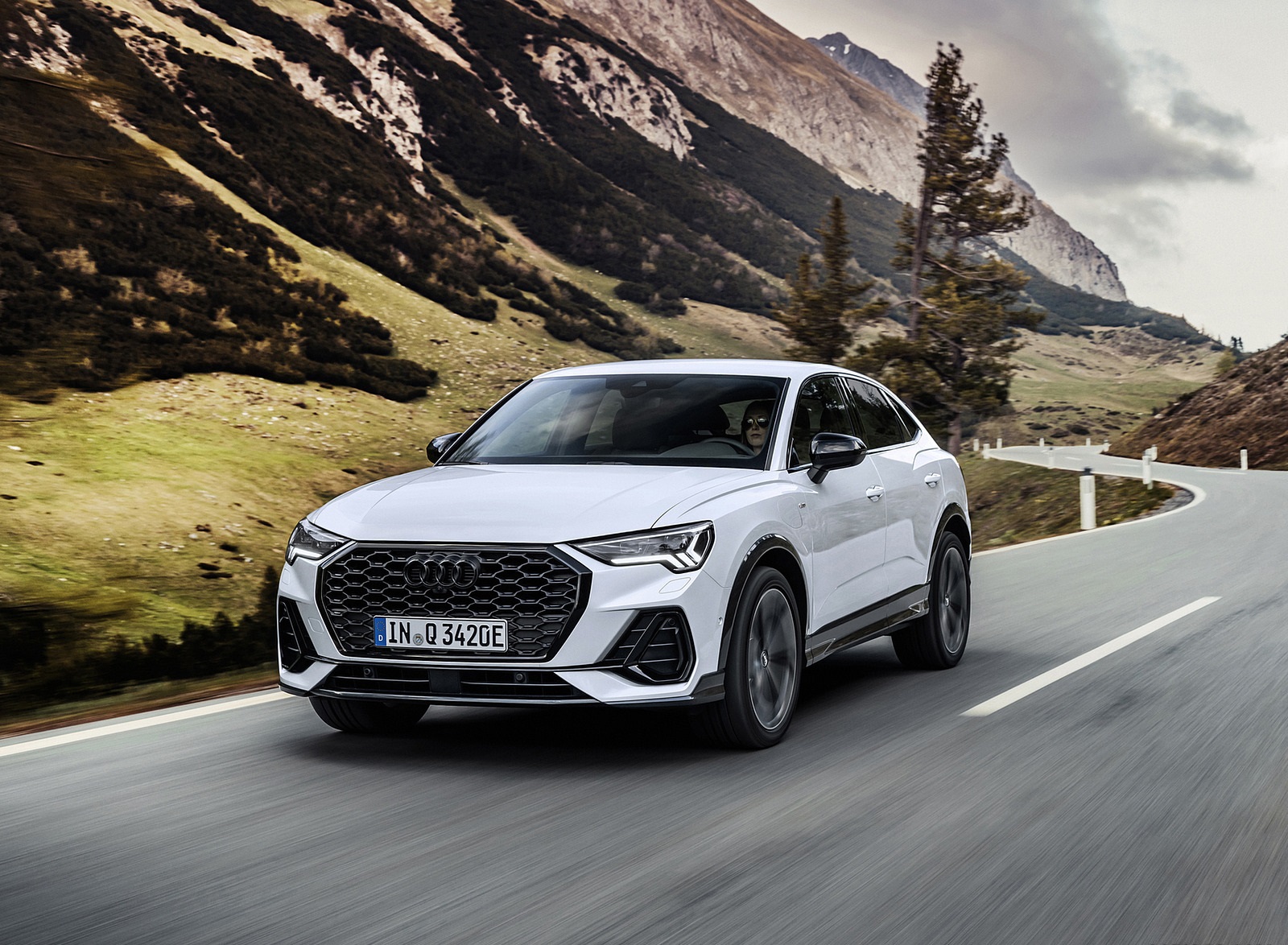 2021 Audi Q3 Sportback TFSI e Plug-In Hybrid (Color: Glacier White) Front Three-Quarter Wallpapers #1 of 112