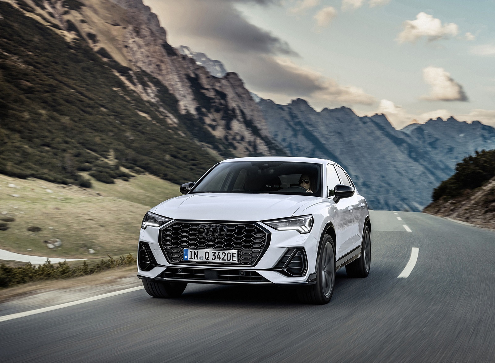 2021 Audi Q3 Sportback TFSI e Plug-In Hybrid (Color: Glacier White) Front Wallpapers #2 of 112