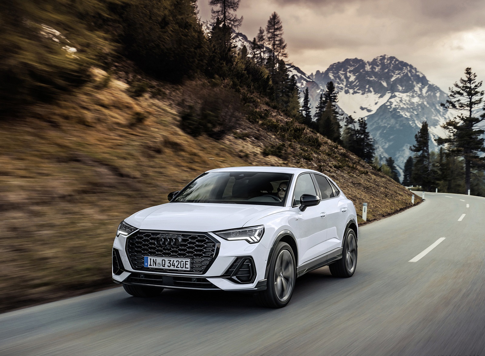 2021 Audi Q3 Sportback TFSI e Plug-In Hybrid (Color: Glacier White) Front Wallpapers #3 of 112