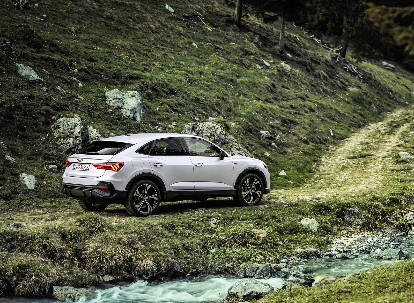 2021 Audi Q3 Sportback TFSI e Plug-In Hybrid (Color: Glacier White) Rear Three-Quarter Wallpapers  #8 of 112