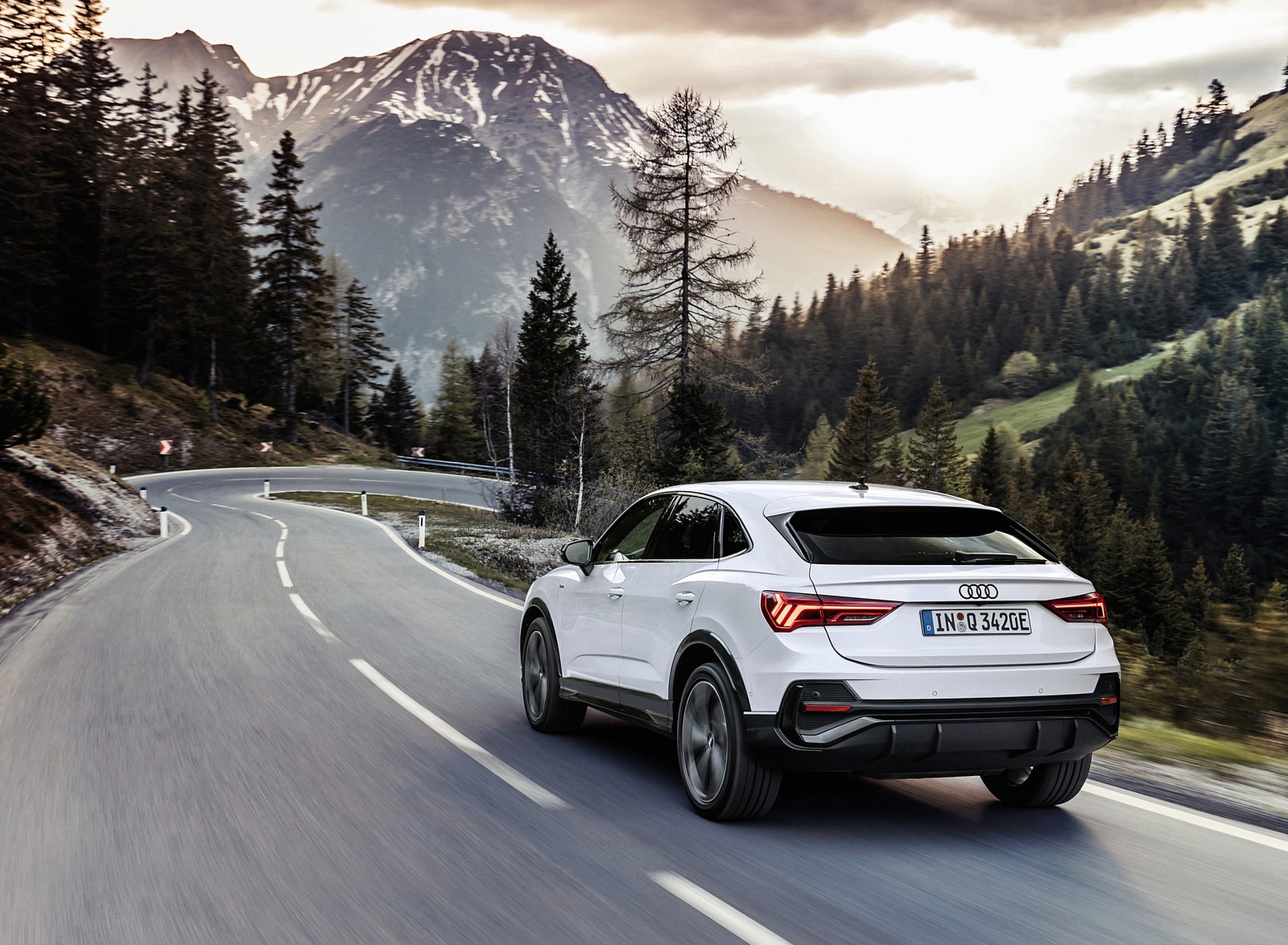 2021 Audi Q3 Sportback TFSI e Plug-In Hybrid (Color: Glacier White) Rear Three-Quarter Wallpapers #5 of 112