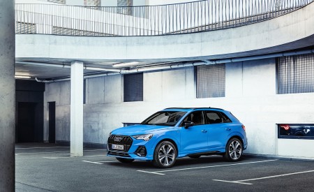 2021 Audi Q3 TFSI e Plug-In Hybrid (Color: Turbo Blue) Front Three-Quarter Wallpapers 450x275 (14)