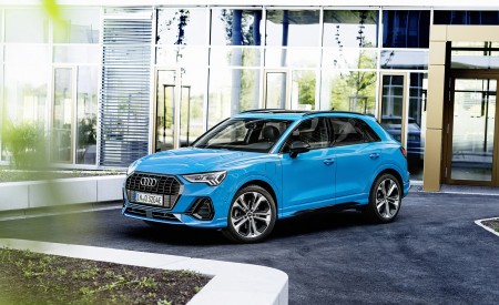 2021 Audi Q3 TFSI e Plug-In Hybrid (Color: Turbo Blue) Front Three-Quarter Wallpapers 450x275 (15)