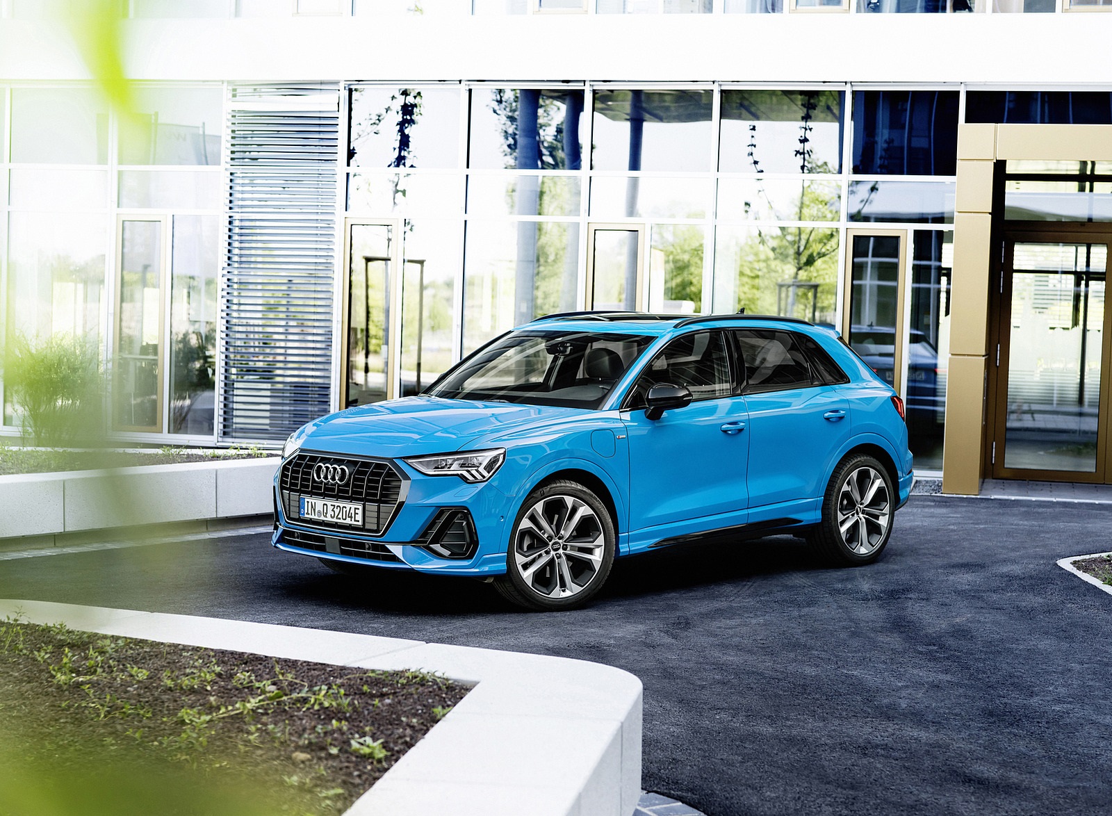 2021 Audi Q3 TFSI e Plug-In Hybrid (Color: Turbo Blue) Front Three-Quarter Wallpapers #15 of 104