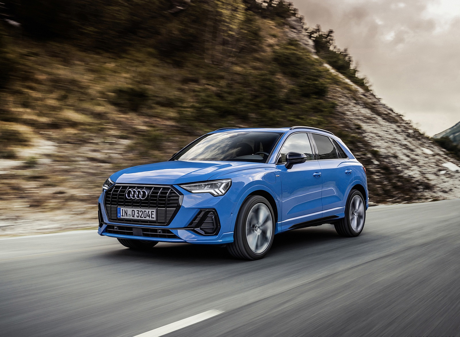 2021 Audi Q3 TFSI e Plug-In Hybrid (Color: Turbo Blue) Front Three-Quarter Wallpapers  #3 of 104