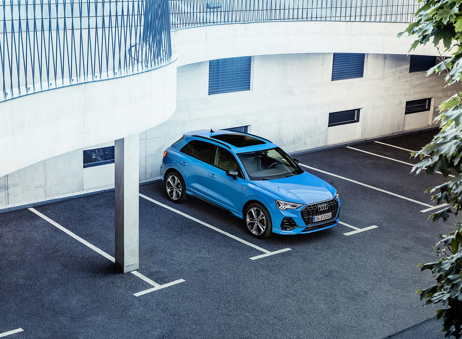 2021 Audi Q3 TFSI e Plug-In Hybrid (Color: Turbo Blue) Front Three-Quarter Wallpapers #16 of 104