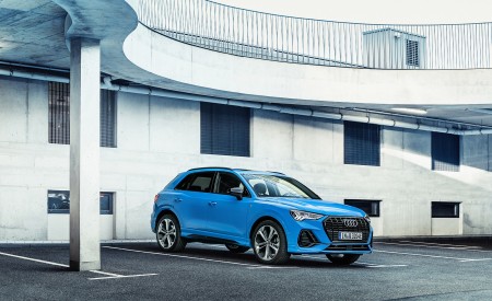 2021 Audi Q3 TFSI e Plug-In Hybrid (Color: Turbo Blue) Front Three-Quarter Wallpapers 450x275 (17)