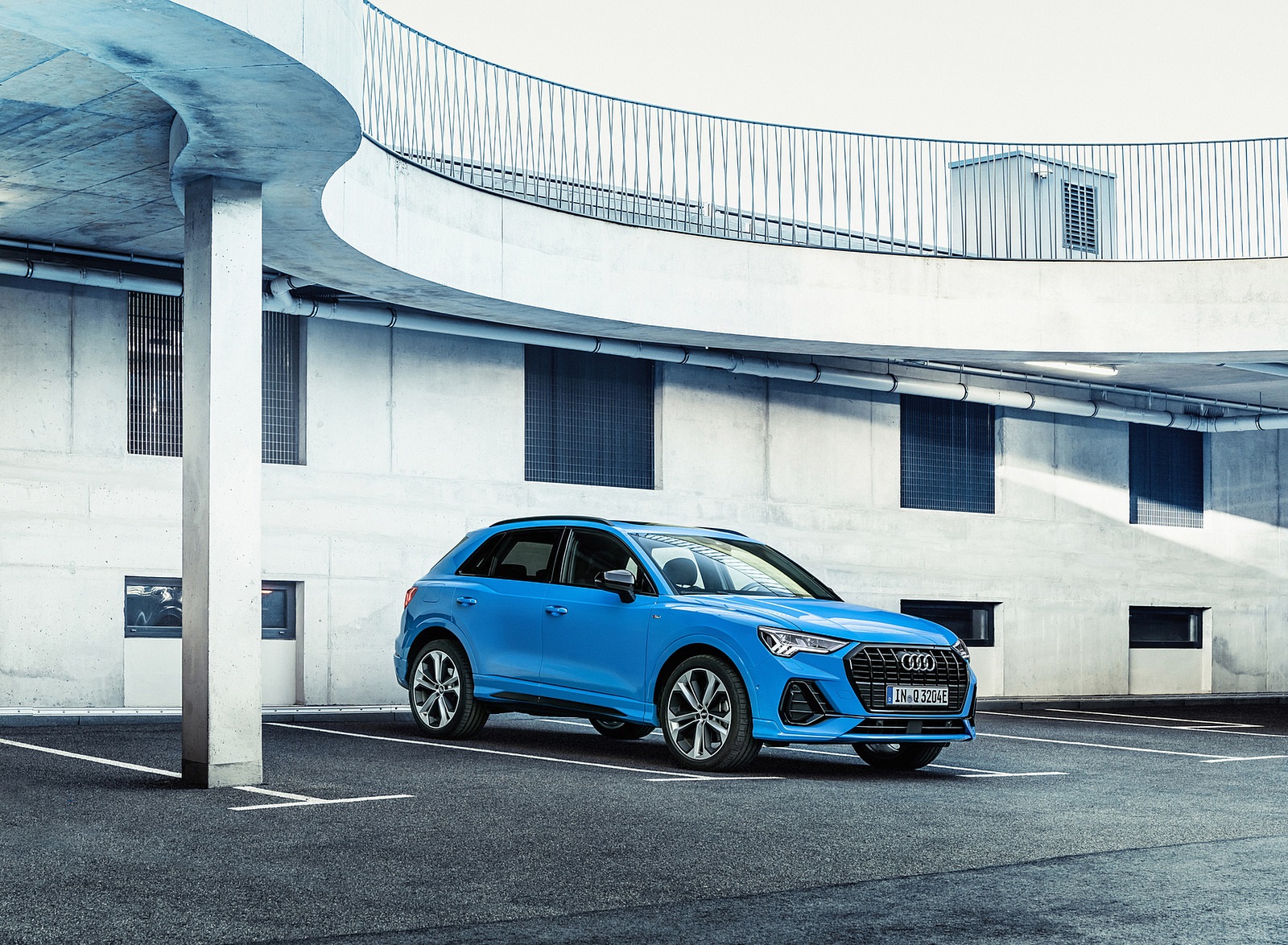 2021 Audi Q3 TFSI e Plug-In Hybrid (Color: Turbo Blue) Front Three-Quarter Wallpapers #17 of 104