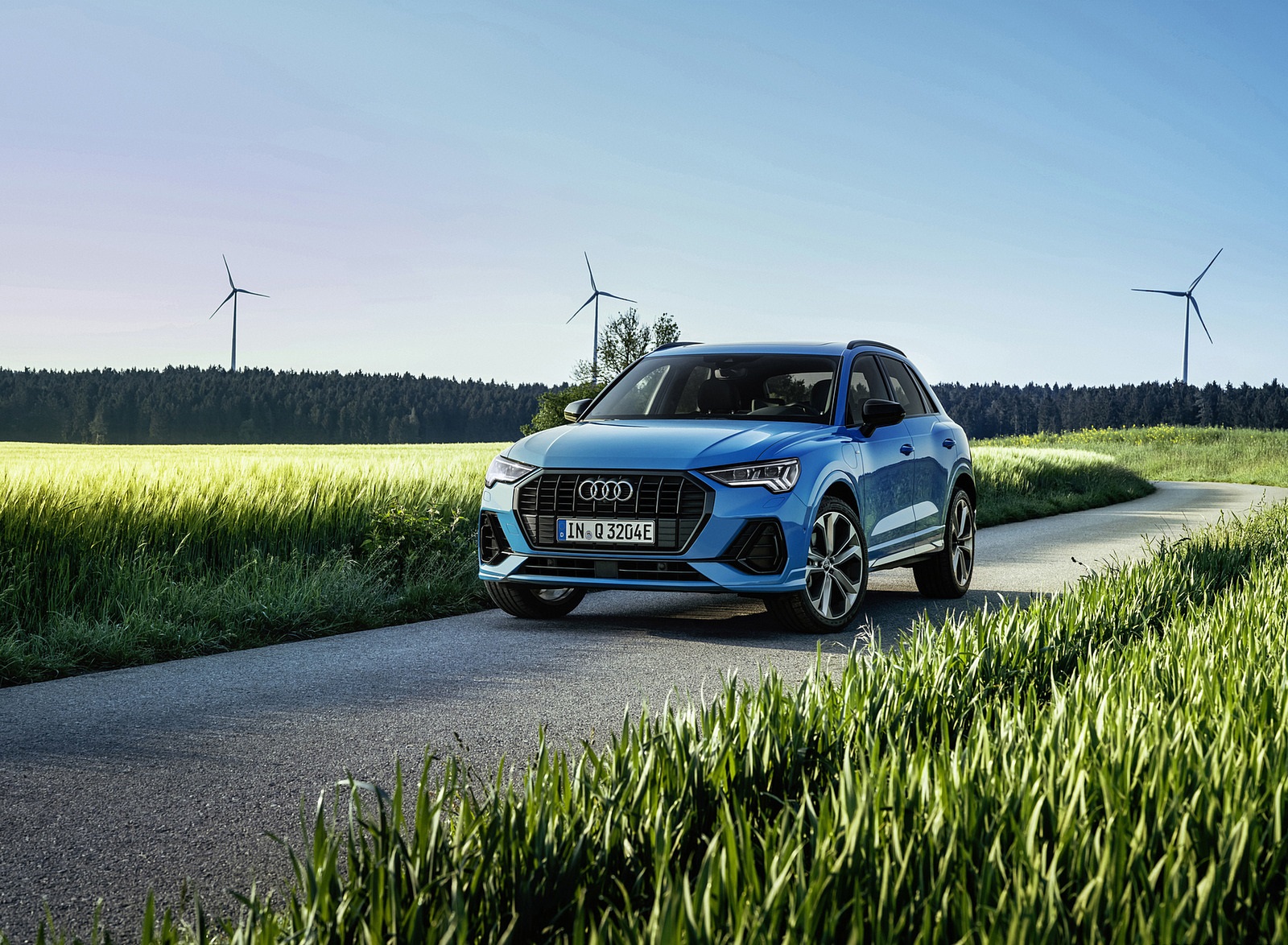 2021 Audi Q3 TFSI e Plug-In Hybrid (Color: Turbo Blue) Front Wallpapers #22 of 104