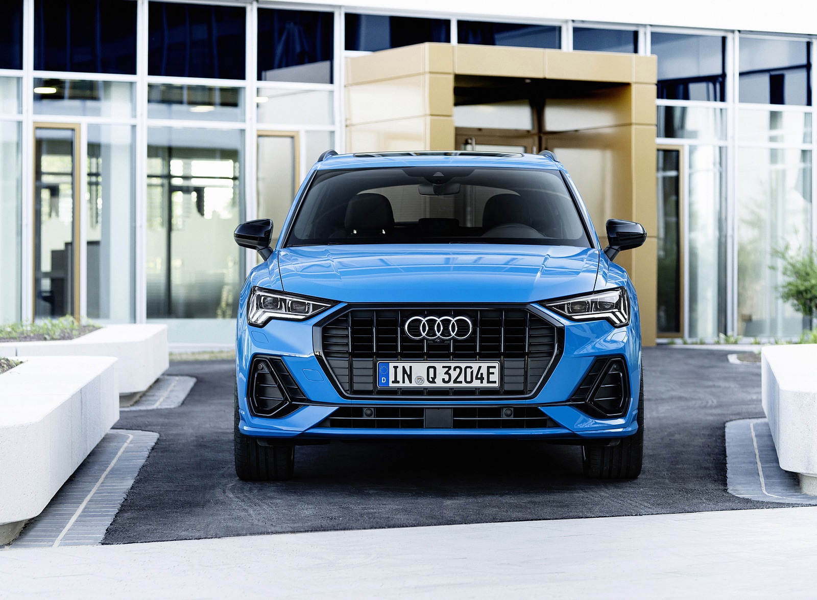 2021 Audi Q3 TFSI e Plug-In Hybrid (Color: Turbo Blue) Front Wallpapers #18 of 104