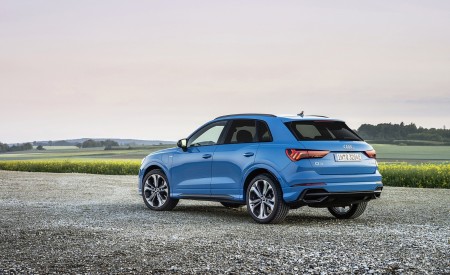 2021 Audi Q3 TFSI e Plug-In Hybrid (Color: Turbo Blue) Rear Three-Quarter Wallpapers 450x275 (10)