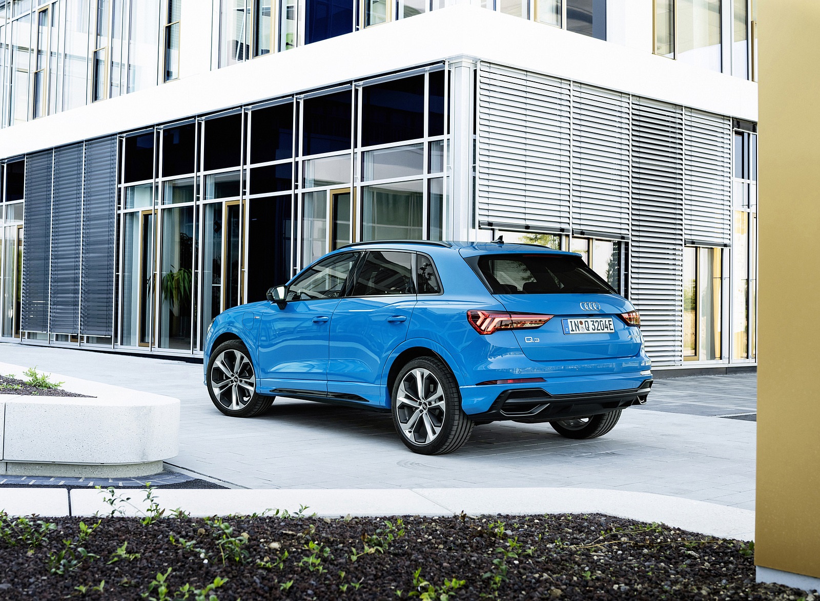 2021 Audi Q3 TFSI e Plug-In Hybrid (Color: Turbo Blue) Rear Three-Quarter Wallpapers #20 of 104