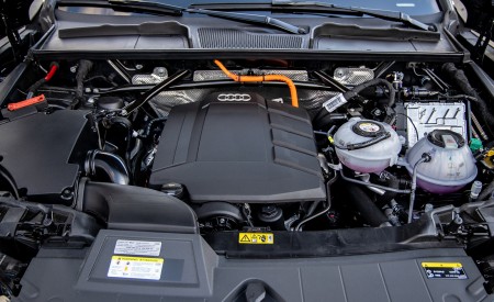 2021 Audi Q5 55 TFSI e quattro PHEV (US-Spec) Engine Wallpapers 450x275 (31)