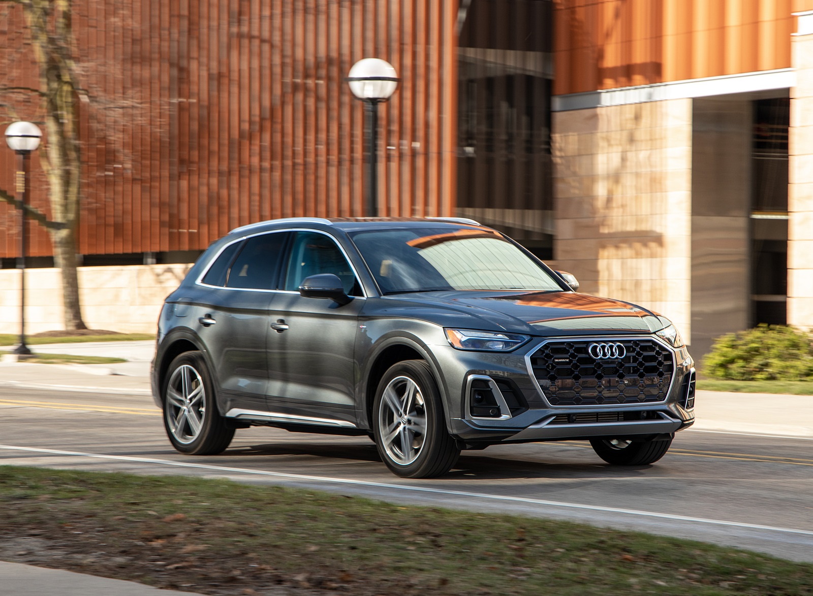 2021 Audi Q5 55 TFSI e quattro PHEV (US-Spec) Front Three-Quarter Wallpapers #8 of 51