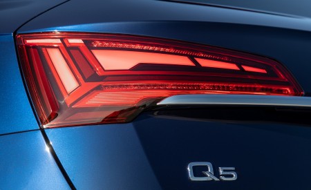 2021 Audi Q5 (US-Spec) Tail Light Wallpapers 450x275 (27)