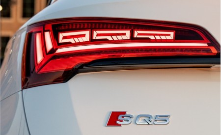 2021 Audi SQ5 (US-Spec) Tail Light Wallpapers 450x275 (34)