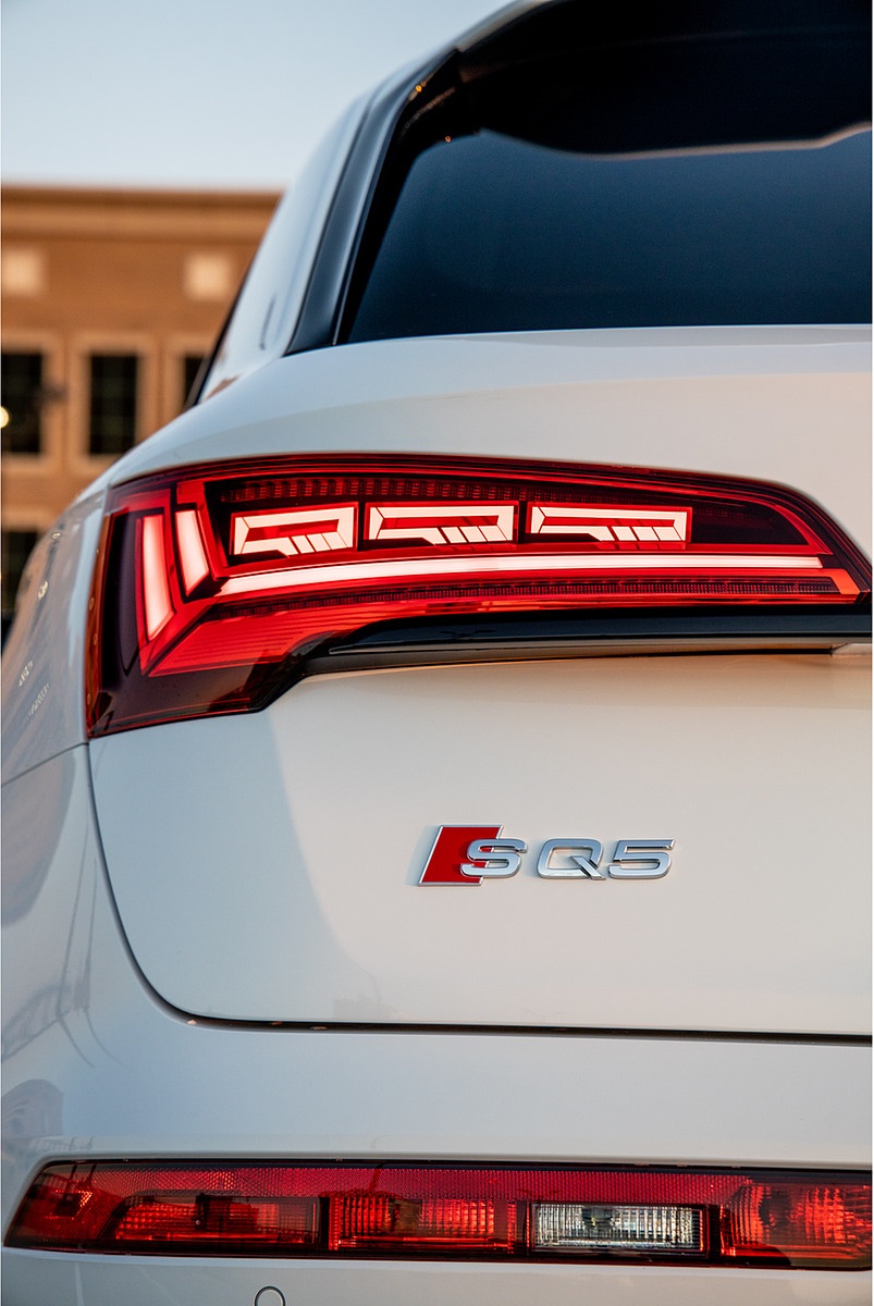 2021 Audi SQ5 (US-Spec) Tail Light Wallpapers #34 of 64