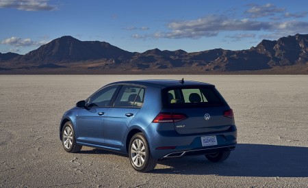 2021 Volkswagen Golf (US-Spec) Rear Three-Quarter Wallpapers  450x275 (10)