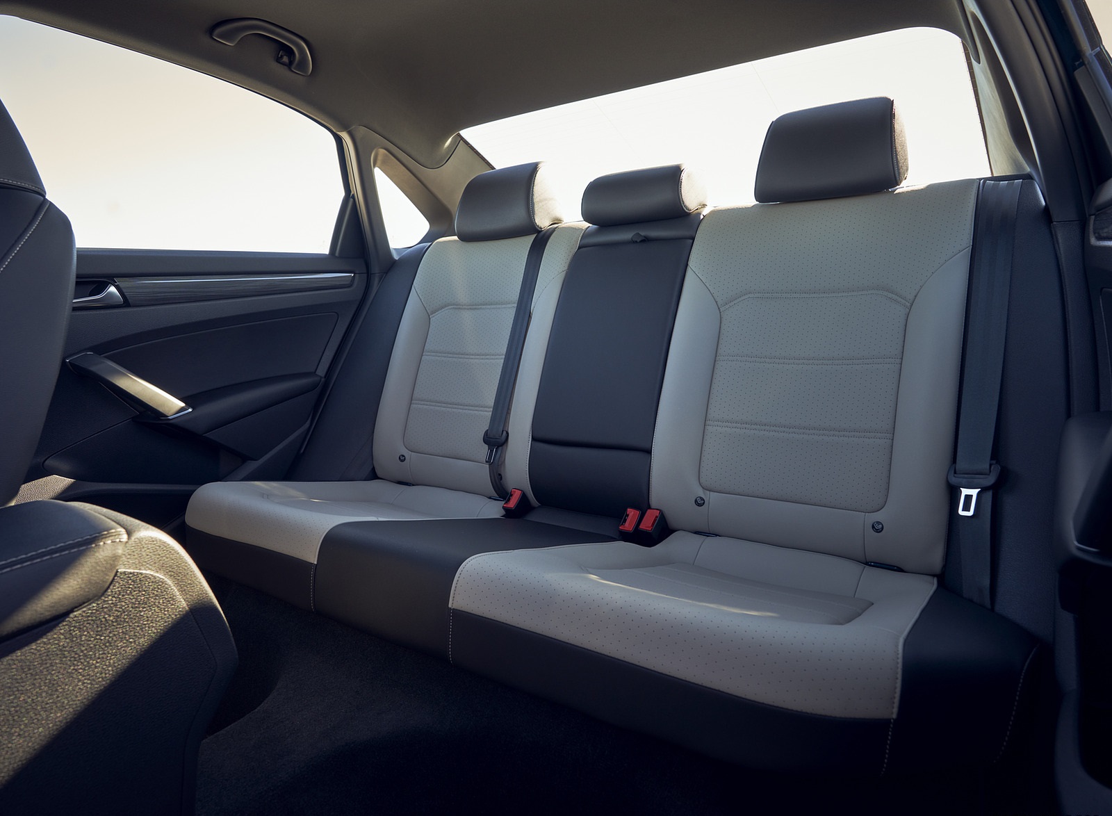 2021 Volkswagen Passat (US-Spec) Interior Rear Seats Wallpapers #23 of 26