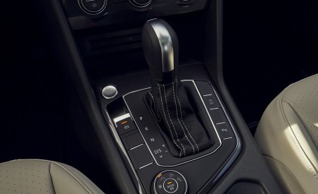 2021 Volkswagen Tiguan SEL (US-Spec) Central Console Wallpapers 450x275 (19)