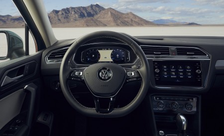 2021 Volkswagen Tiguan SEL (US-Spec) Interior Cockpit Wallpapers 450x275 (22)