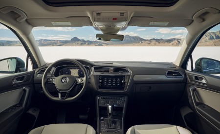 2021 Volkswagen Tiguan SEL (US-Spec) Interior Cockpit Wallpapers 450x275 (23)