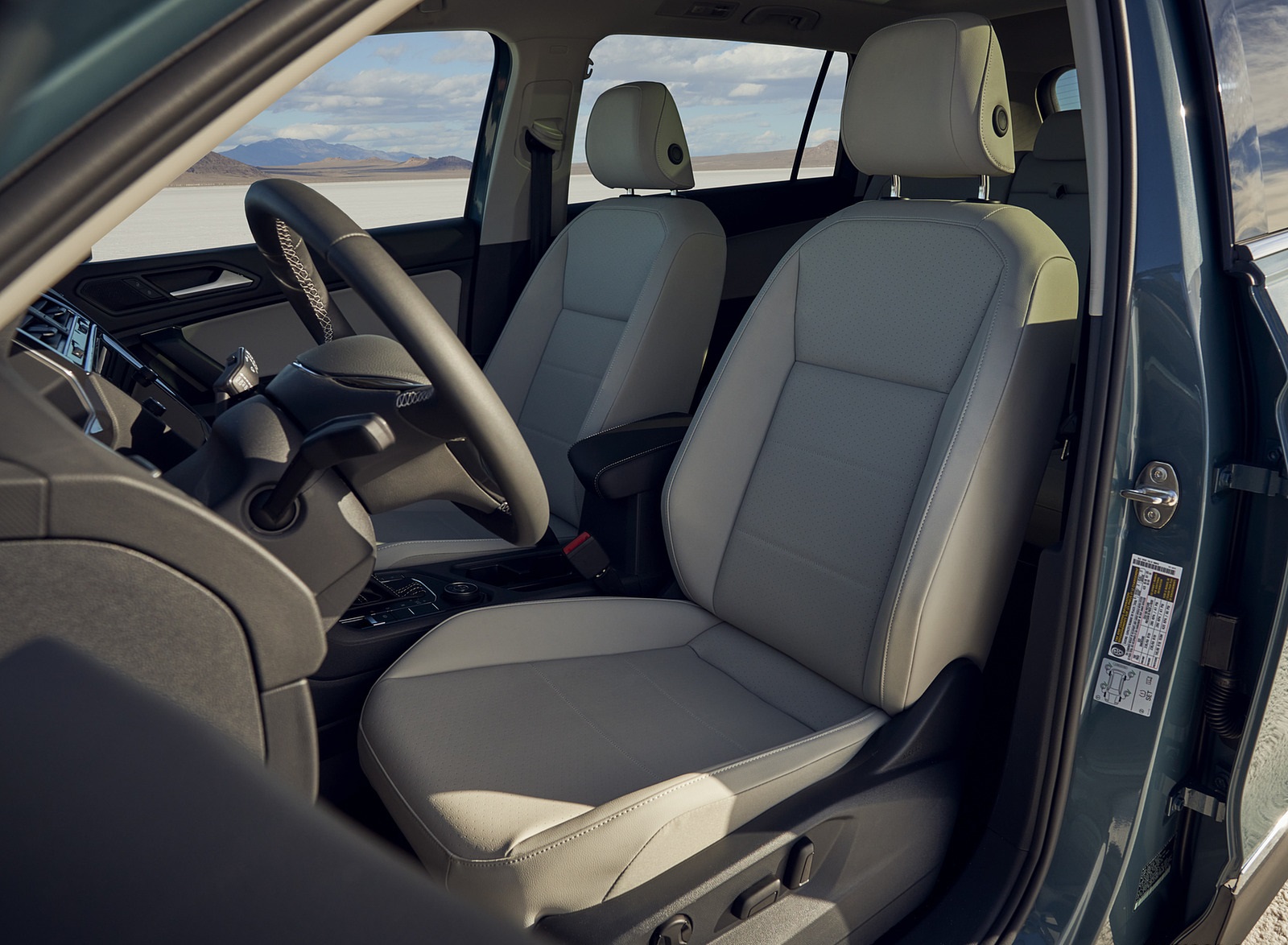 2021 Volkswagen Tiguan SEL (US-Spec) Interior Front Seats Wallpapers #24 of 27