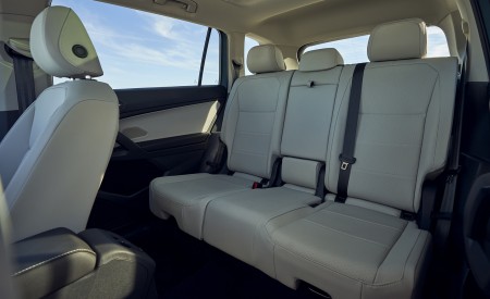 2021 Volkswagen Tiguan SEL (US-Spec) Interior Rear Seats Wallpapers 450x275 (25)