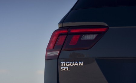 2021 Volkswagen Tiguan SEL (US-Spec) Tail Light Wallpapers 450x275 (15)
