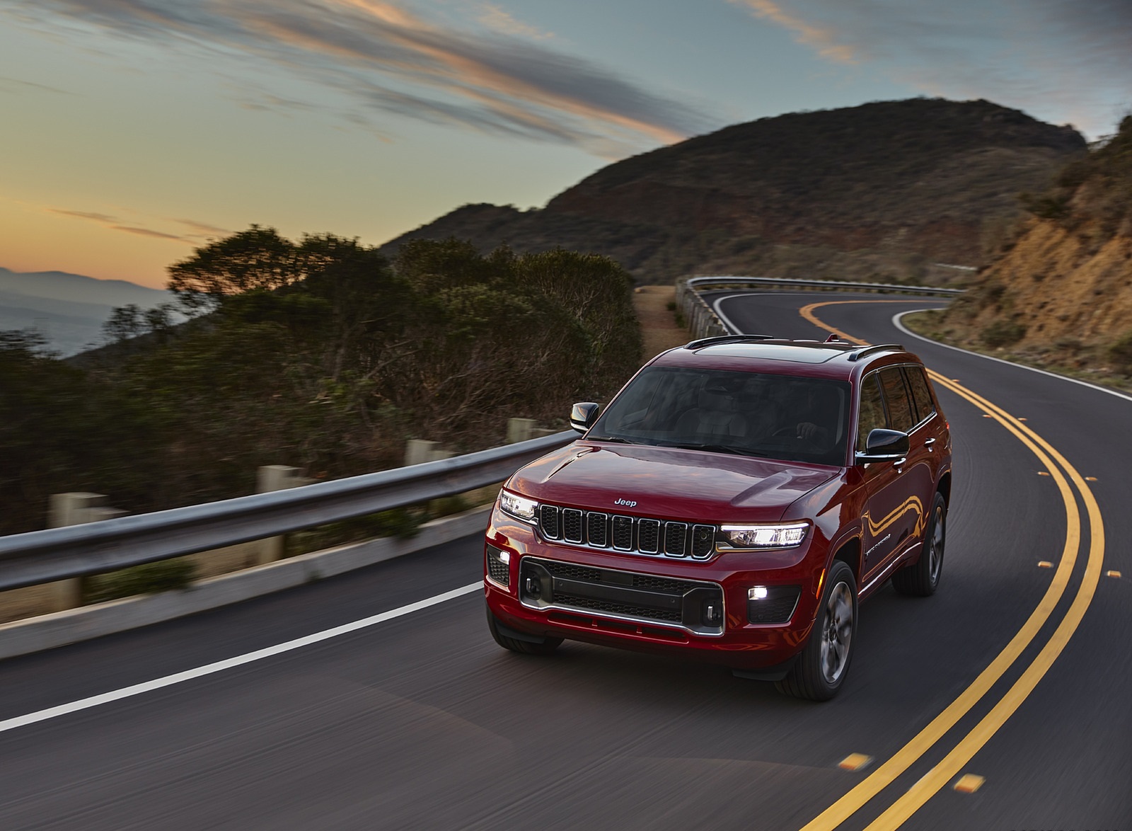 2021 Jeep Grand Cherokee L Overland Front Three-Quarter Wallpapers (1). Download Wallpaper