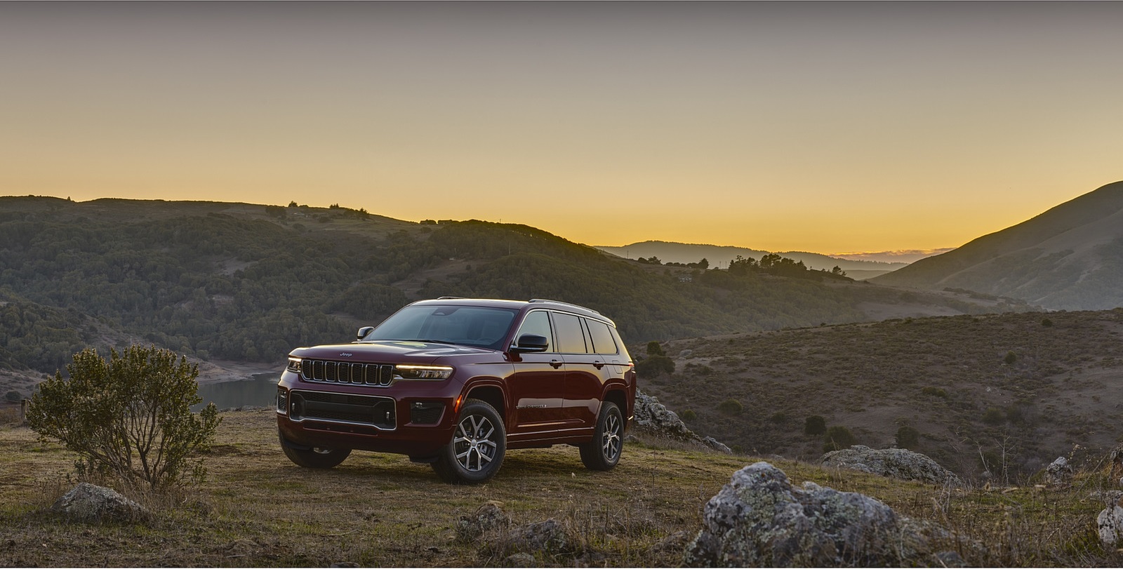 Jeep Grand Cherokee уезжающий вдаль